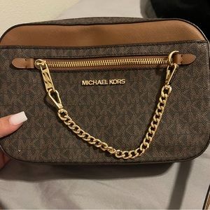 Brown & gold Michael kors crossbody purse . Never used !!!!